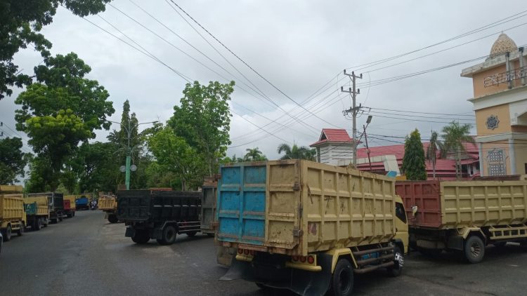 Sulit Dapat Solar Subsidi, Ratusan Sopir Truk Demo ke Kantor DPRD Bungo