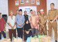 Bupati Tanjab Barat Salurkan Bansos Paket Sembako Kepada Masyarakat Miskin Ekstrem