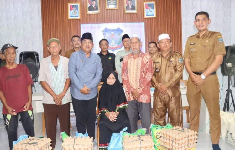 Bupati Tanjab Barat Salurkan Bansos Paket Sembako Kepada Masyarakat Miskin Ekstrem