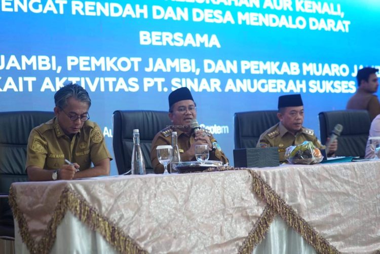 Wakil Bupati Muaro Jambi, Junaidi H. Mahir, Didampingi Sekretaris Daerah Kabupaten Muaro Jambi, H. Budhi Hartono, Menghadiri Silaturahmi dan Audiensi Perwakilan Warga Kelurahan Aur Duri Kenali