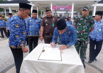 Wakil Bupati Muaro Jambi Junaidi H. Mahir Memimpin Apel di Lingkup Pemerintah Kabupaten Muaro Jambi Dalam Rangka Apel Kebangsaan, Doa Bersama dan Hari Kesadaran Nasional
