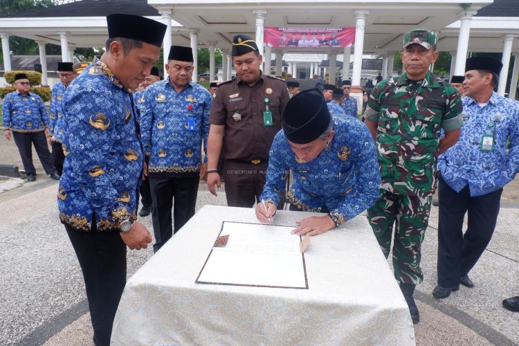 Wakil Bupati Muaro Jambi Junaidi H. Mahir Memimpin Apel di Lingkup Pemerintah Kabupaten Muaro Jambi Dalam Rangka Apel Kebangsaan, Doa Bersama dan Hari Kesadaran Nasional