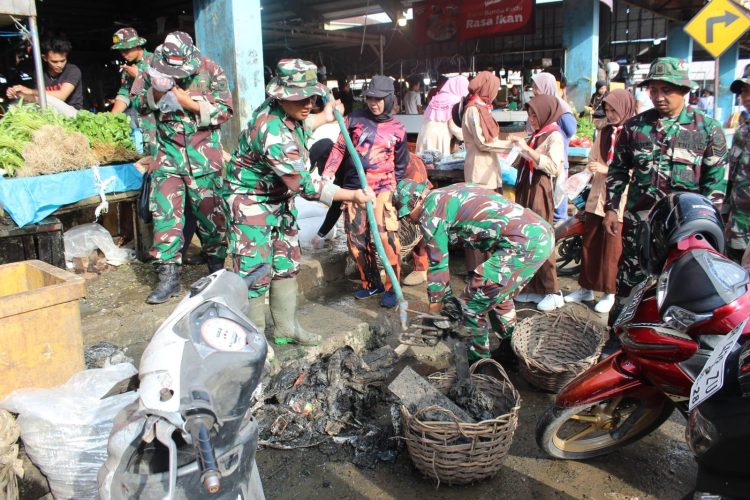 Korem 042/Gapu Gelar Karya Bhakti Peringatan HUT TNI ke-80 di Pasar Angso Duo