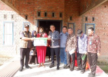 Wakil Bupati Muaro Jambi Junaidi H. Mahir Bergerak Cepat Mengunjungi dan Menyerahkan Bantuan Bagi Korban Kebakaran di RT 12 Kelurahan Sengeti