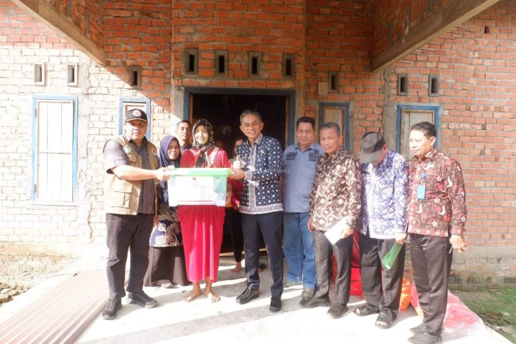 Wakil Bupati Muaro Jambi Junaidi H. Mahir Bergerak Cepat Mengunjungi dan Menyerahkan Bantuan Bagi Korban Kebakaran di RT 12 Kelurahan Sengeti