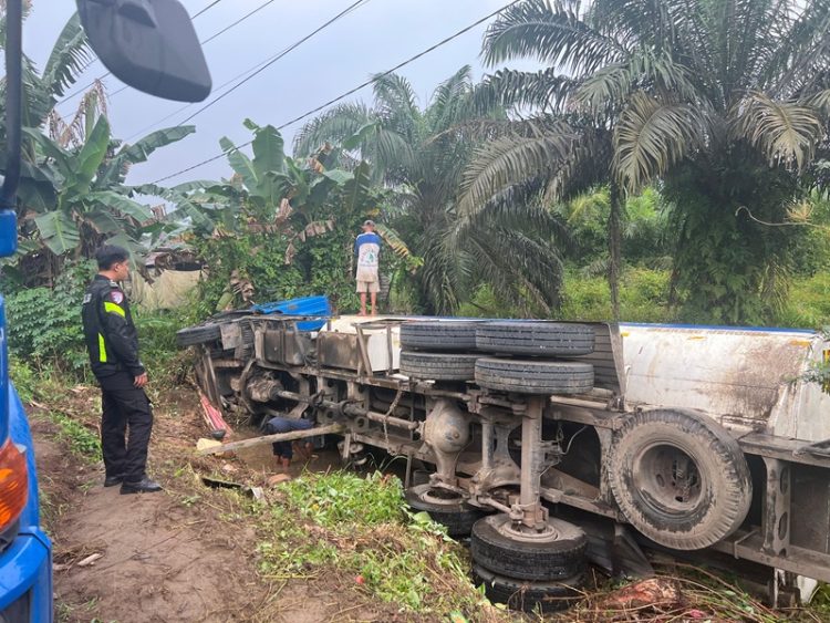 Diduga Sopir Ngantuk, Truk Tangki Terguling ke Rawa-rawa di Tanjab Timur