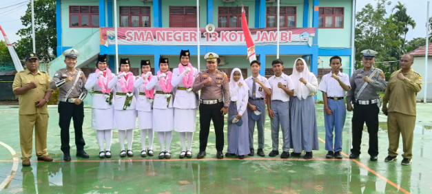 Police Go To School, Satlantas Polresta Jambi Edukasi Pelajar SMA 13 Tentang Tertib Lalu Lintas dan Pencegahan Kenakalan Remaja
