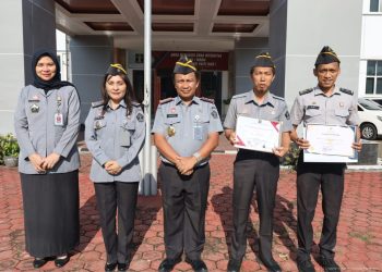 Gelar Apel Pagi, Kadiv P3h Kanwil Kemenkum Jambi Soroti Progres Posbakum dan Serahkan Piagam Penghargaan