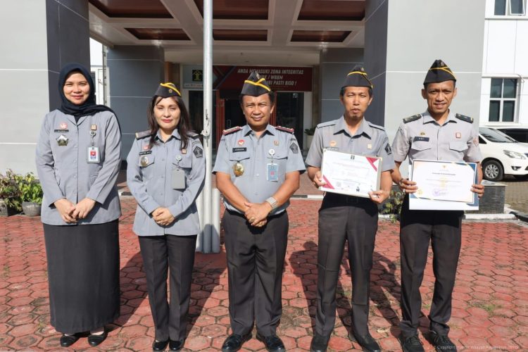 Gelar Apel Pagi, Kadiv P3h Kanwil Kemenkum Jambi Soroti Progres Posbakum dan Serahkan Piagam Penghargaan