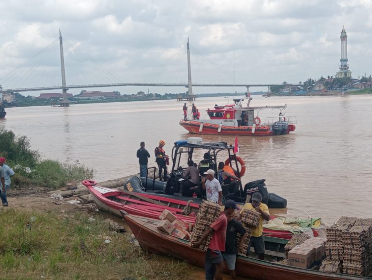 Seorang ABK Jatuh ke Sungai Batanghari Saat Bongkar Muat, Basarnas Kerahkan Tim Cari Korban