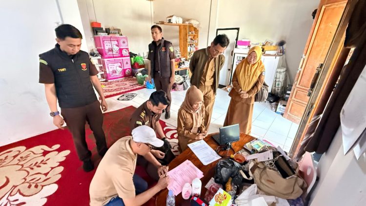 Tim Penyidik Kejari Sungai Penuh Geledah 2 Rumah Tersangka Korupsi PJU