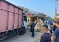 Diduga Mengantuk Mobil Truck Oleng dan Hantam Warung di Pemayung, 3 Orang Luka Berat