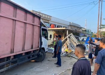Diduga Mengantuk Mobil Truck Oleng dan Hantam Warung di Pemayung, 3 Orang Luka Berat