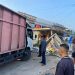 Diduga Mengantuk Mobil Truck Oleng dan Hantam Warung di Pemayung, 3 Orang Luka Berat