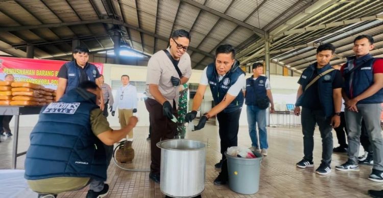 194,7 Kg Ganja, 10.012 Ekstasi, dan 7,8 Kg Sabu Dimusnahkan Polresta Jambi