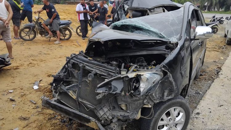 Innova Tabrakan dengan Bus di Tanjab Barat, Enam Orang Luka-Luka