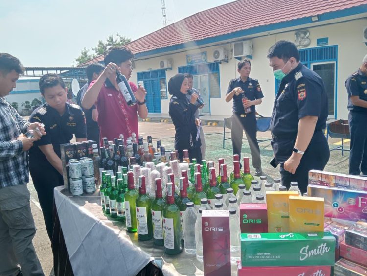 Miras dan Jutaan Batang Rokok Ilegal Senilai Rp 1,9 Miliar Dimusnahkan Bea Cukai Jambi