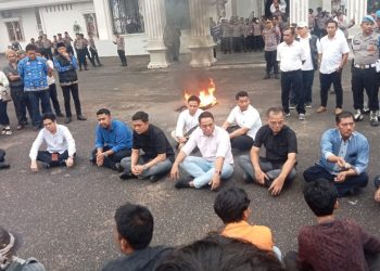 Aliansi Masyarakat Sipil dan Mahasiswa Jambi Sampaikan 20 Tuntutan ke DPRD