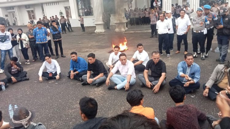 Aliansi Masyarakat Sipil dan Mahasiswa Jambi Sampaikan 20 Tuntutan ke DPRD