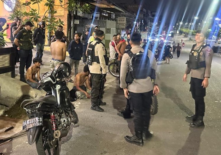 Tim 2 Serigala Kota Imbau Warga Laporkan Berandalan Bersajam Melalui Call Center 110