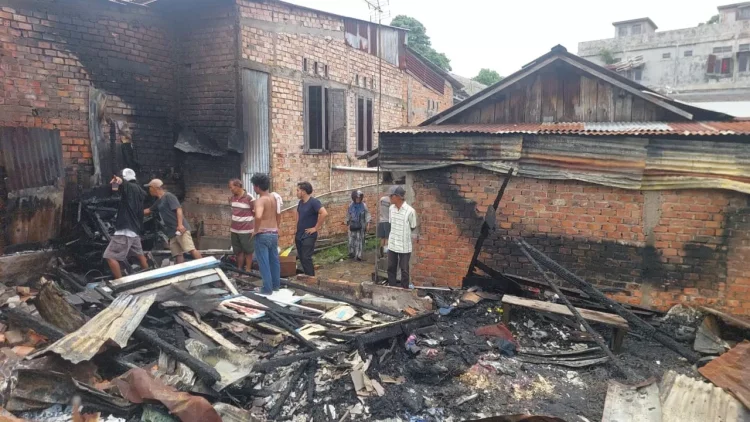 Kebakaran 3 Bedeng di Solok Sipin, Satu Warga Luka Bakar