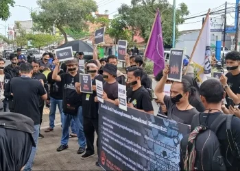 Wartawan Bungkam Mulut dengan Lakban, Gelar Aksi di Depan Polda Jambi