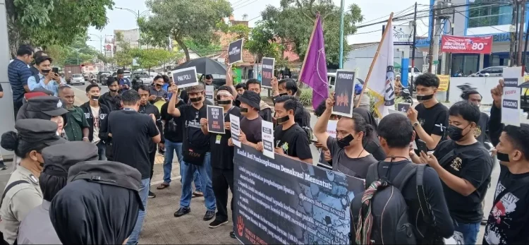 Wartawan Bungkam Mulut dengan Lakban, Gelar Aksi di Depan Polda Jambi