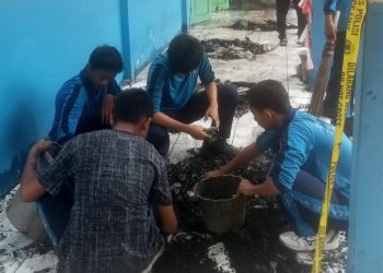 Akibat Kebakaran, SMPN 20 Kota Jambi Gelar Belajar Online, Para Siswa Gotong Royong Bersihkan Sisa Kebakaran