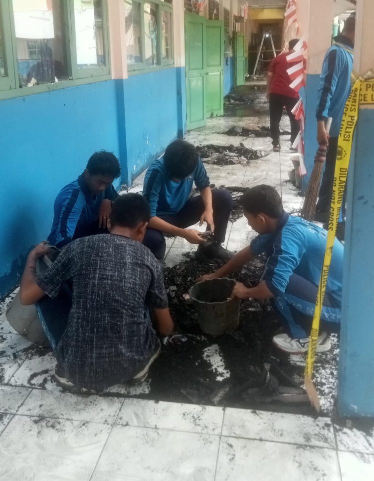 Akibat Kebakaran, SMPN 20 Kota Jambi Gelar Belajar Online, Para Siswa Gotong Royong Bersihkan Sisa Kebakaran