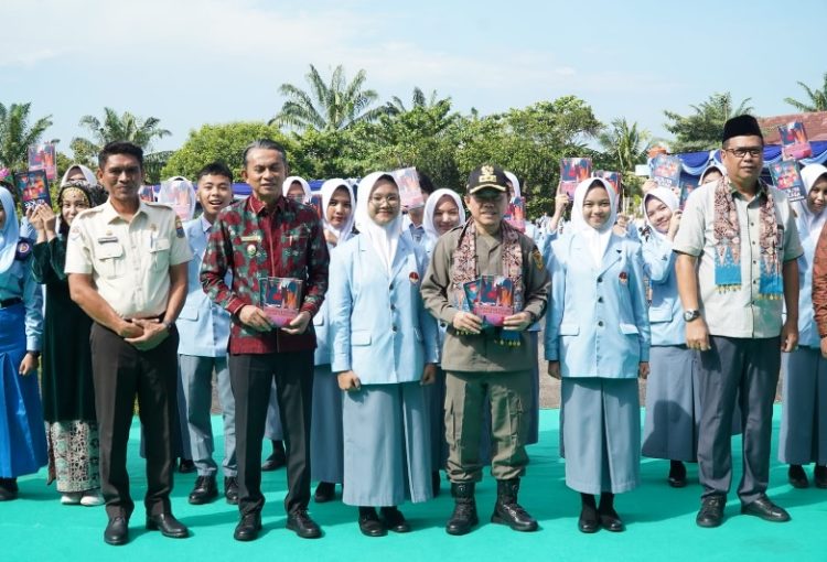 Gubernur Jambi Kukuhkan 278 Siswa Baru SMAN Titian Teras H. Abdurrahman Sayoeti