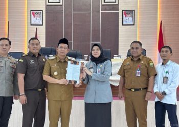 Capai 100% Pembentukan Posbankum, Kanwil Kemenkum Jambi Berikan Sertifikat Penghargaan kepada Pemkab Muaro Jambi