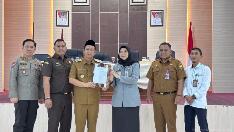 Capai 100% Pembentukan Posbankum, Kanwil Kemenkum Jambi Berikan Sertifikat Penghargaan kepada Pemkab Muaro Jambi