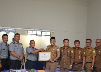 Capai 100% Pembentukan Posbankum, Kanwil Kemenkum Jambi Berikan Sertifikat Penghargaan kepada Pemkab Muaro Jambi