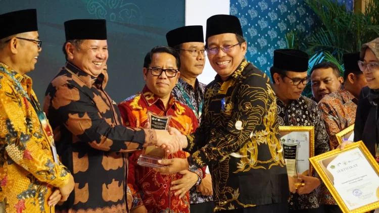 Kemenag Jambi Terima Penghargaan Wakaf Uang ASN Terbanyak Kedua Nasional