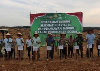 Kapolres Tanjab Barat Bersama Forkopimda Gelar Penanaman Serentak Kuartal IV Tahun 2025