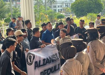 Puluhan Pemuda Jambi Geruduk Gedung DPRD Tagih Janji Jalan Khusus Batu Bara