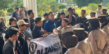 Puluhan Pemuda Jambi Geruduk Gedung DPRD Tagih Janji Jalan Khusus Batu Bara