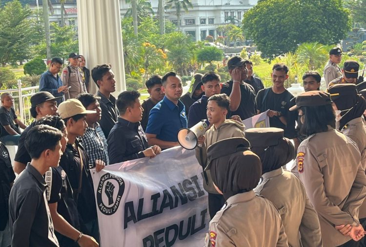Puluhan Pemuda Jambi Geruduk Gedung DPRD Tagih Janji Jalan Khusus Batu Bara