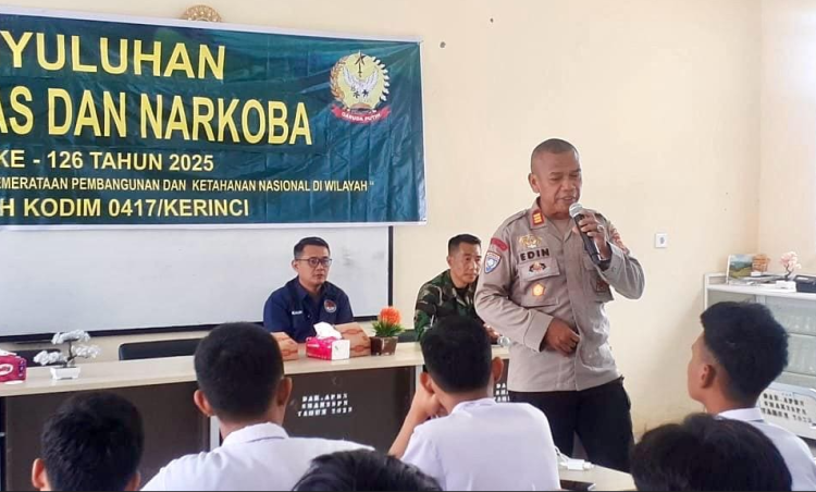Polres Kerinci Bersama Kodim 0417/Kerinci Gelar Penyuluhan Bahaya Narkoba di SMAN 2 Sungai Penuh