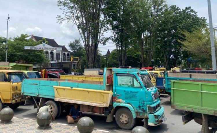 Ratusan Sopir Truk dan Bus Demo Soal Pembatasan Solar, Jalanan Kotabaru Macet