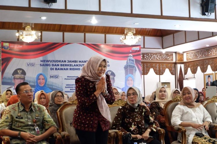 Wakil Ketua Dewan Kerajinan Nasional Daerah (Dekranasda) Kabupaten Muaro Jambi, Novi Astrianti, Menghadiri Temu Pengrajin Dekranasda Provinsi Jambi