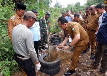 Wakil Bupati Muaro Jambi, Junaidi H. Mahir, bersama Ketua DPRD Muaro Jambi, Aidi Hatta, menghadiri Syukuran Hari Ulang Tahun (HUT) TNI ke-80