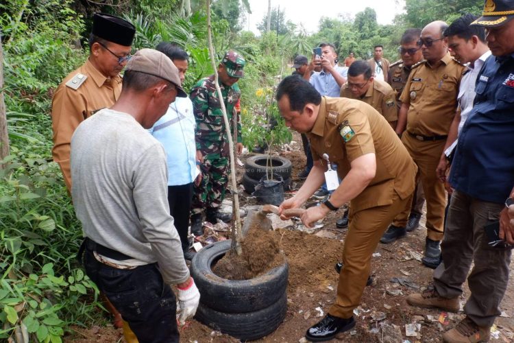 Wakil Bupati Muaro Jambi, Junaidi H. Mahir, bersama Ketua DPRD Muaro Jambi, Aidi Hatta, menghadiri Syukuran Hari Ulang Tahun (HUT) TNI ke-80