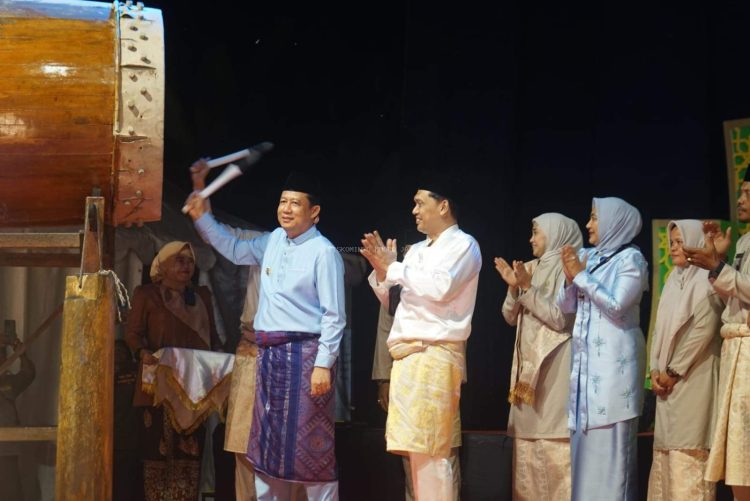 Bupati Muaro Jambi, Dr. Bambang Bayu Suseno Beserta Istri Ririn Novianty, Secara Resmi Membuka Musabaqah Tilawatil Qur’an (MTQ) ke-28 Tingkat Kecamatan Kumpeh Ulu di Desa Sumber Jaya