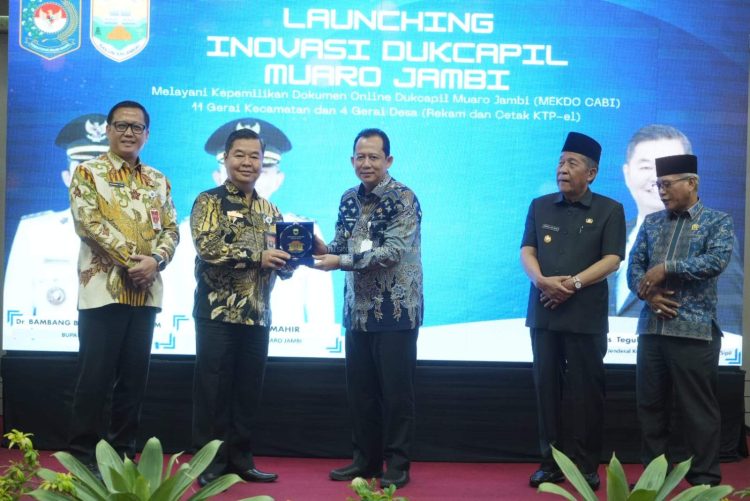 Ketua TP PKK Kabupaten Muaro Jambi Ririn Novianty, SE Membuka Kegiatan Gebyar Lomba Ceria Kader PKK Tingkat Kecamatan Jambi Luar Kota