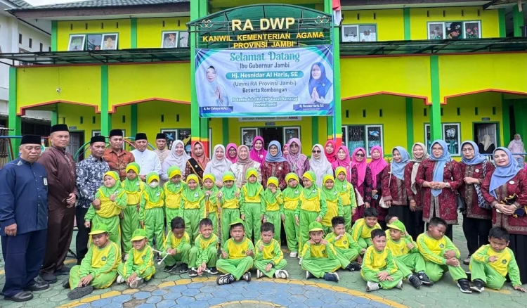 Ummi RA Provinsi Jambi Hj. Hesnidar Al Haris Kunjungi RA DWP Kanwil Kemenag: Dorong Pendidikan Islami dan Kantin Halal Sejak Dini