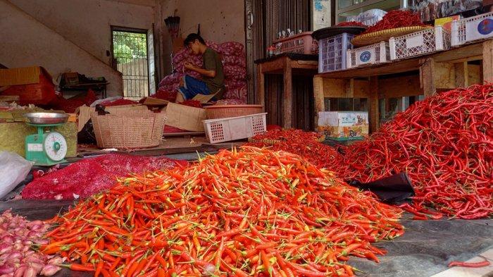 Harga Cabai Merah di Pasar Kramat Tinggi Tembus 70 Ribu Per Kg