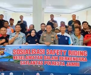 Satlantas Polresta Jambi Bersama Jasa Raharja Sosialisasi Keselamatan Berlalu Lintas kepada Sopir Ambulans