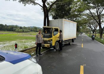 Sopir Truk Ngantuk, Mobil Tabrak Pohon di Jalan Lintas Desa Sanggaran Agung