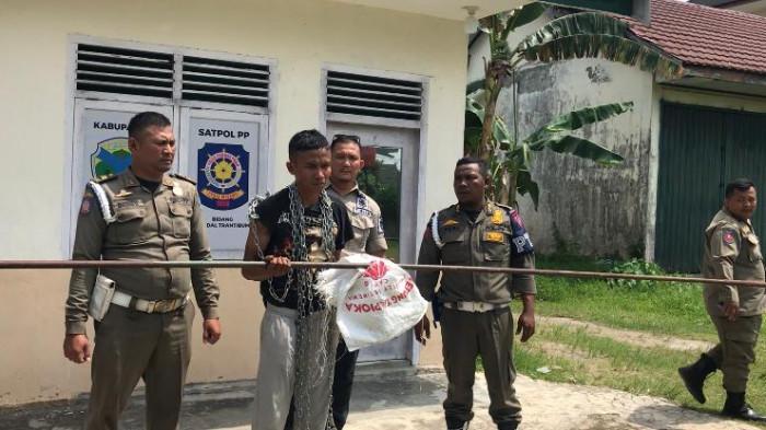 Satpol PP Batanghari Amankan Pencuri Tiang Umbul-umbul dan Rantai Pembatas di Alun-alun